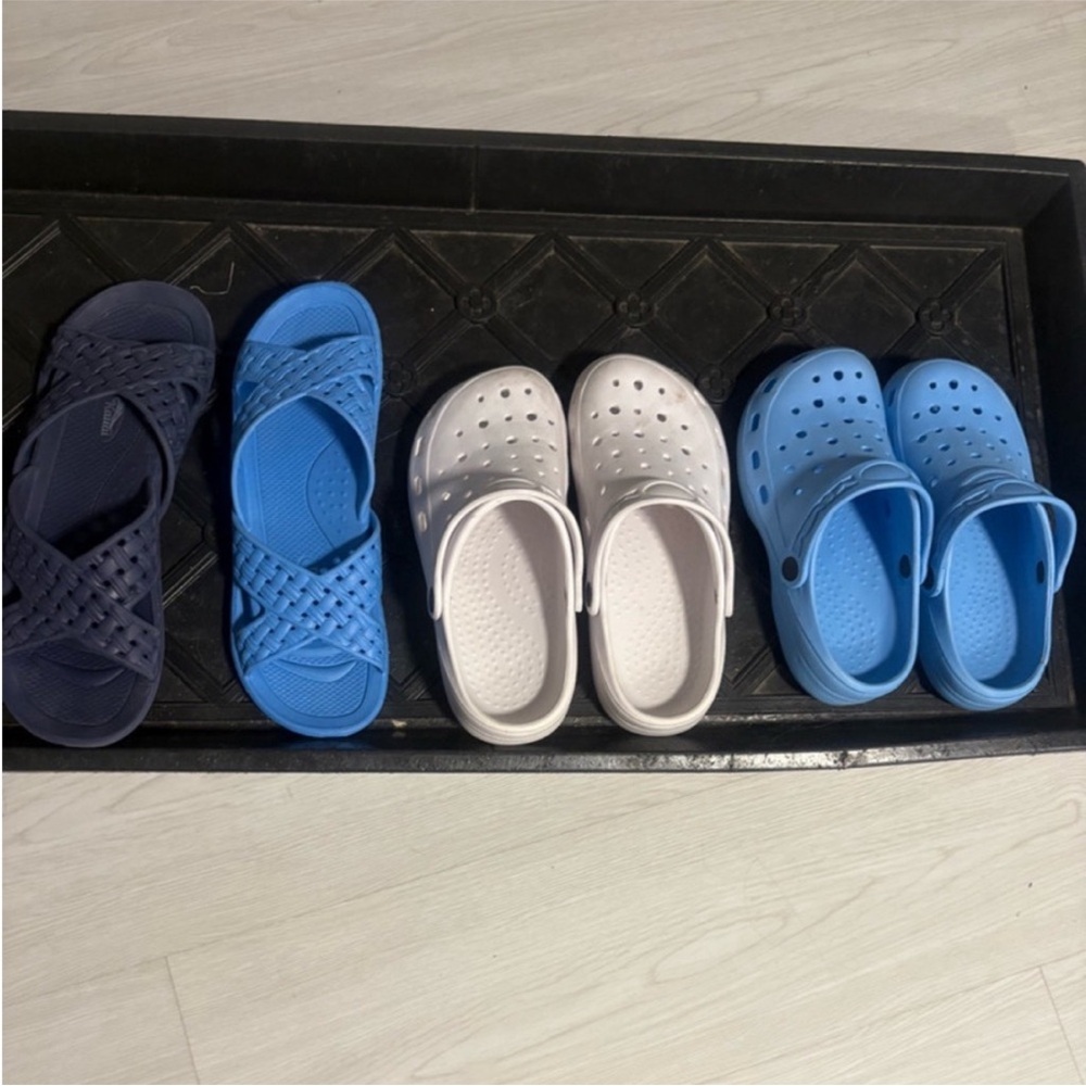4 pairs of Sandals in Navy, Blue, and White